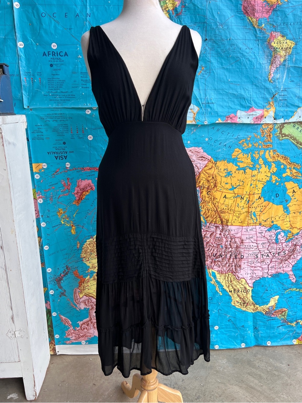 Aura Black Deep V-Neck Sleeveless Midi Dress